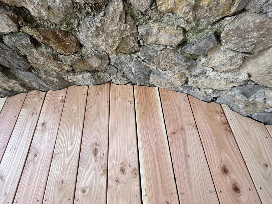 Terrasse en bois découpe dans la roche